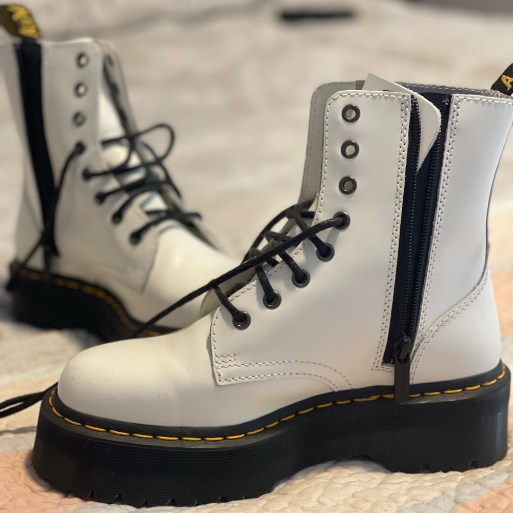 DR MARTENS JADON SMOOTH LEATHER PLATFORM BOOTS Size 6 in color White Polished
